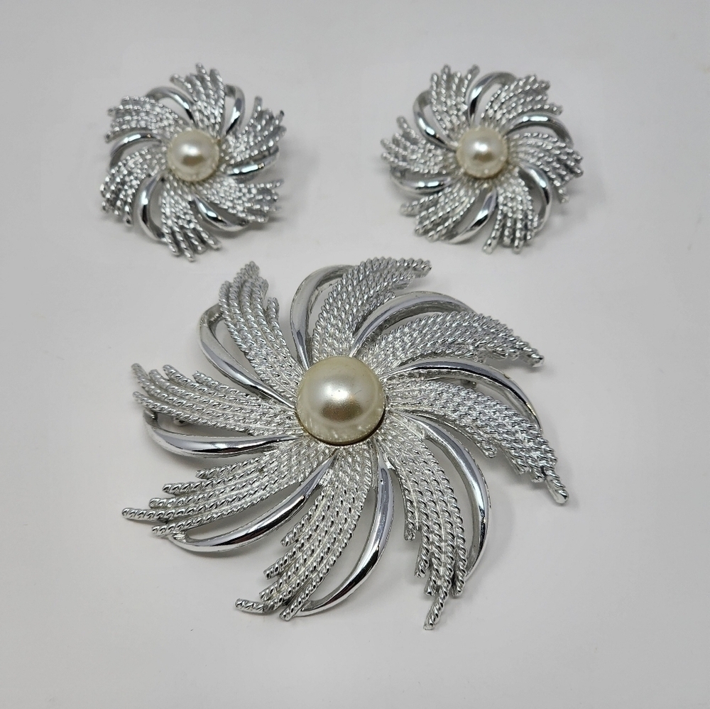VINTAGE SARAH COVENTRY SILVERY SUNBURST BROOCH AND EARRINGS FROM 1969